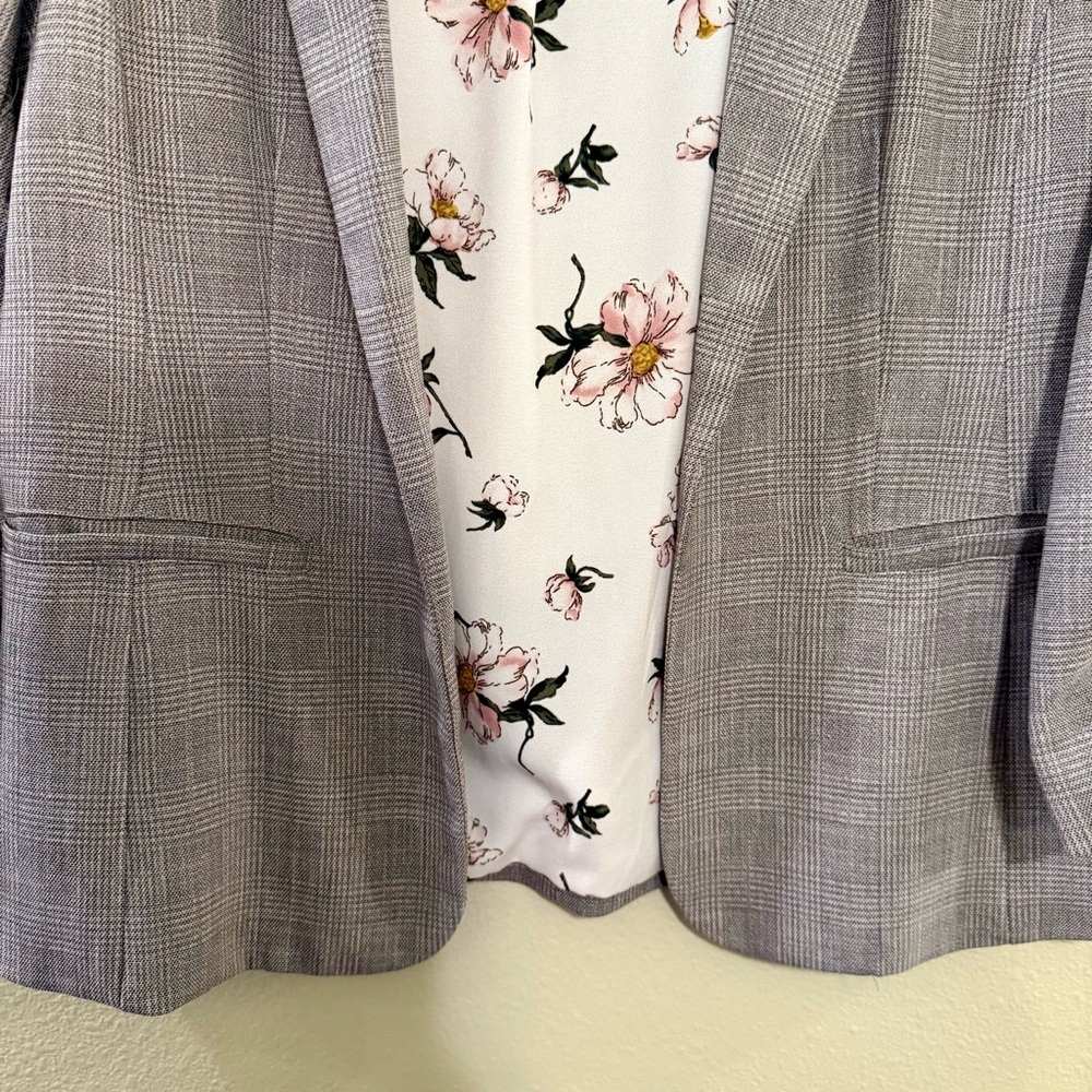Skies Are Blue Light Gray Blazer with Floral Lining - Picture 4 of 6